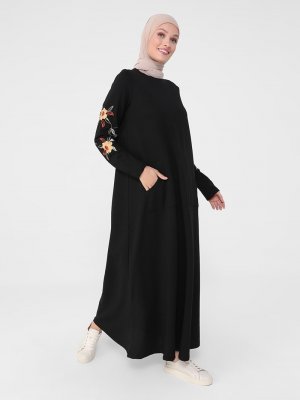 Siyah Kolları Nakış Detaylı Elbise Siyah Kolları Nakış Detaylı Elbise