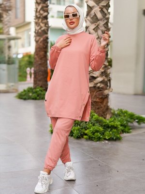 Derin Pembe Yandan Yırtmaçlı Ve Zımba Düğmeli Pantolon Paça Zımbalı İkili Takım