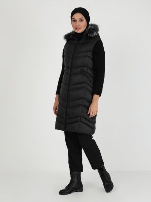 Siyah Şapkası Kürk Detaylı Yelek Siyah Şapkası Kürk Detaylı Yelek