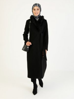 Siyah Kapüşonu Kürk Detaylı Kaban
