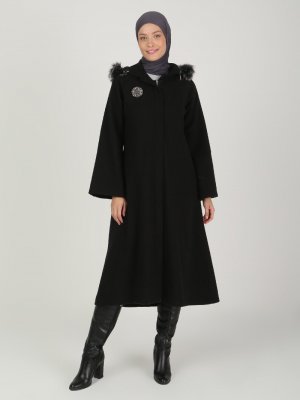 Siyah Kapüşonu Kürk Detaylı Kaban