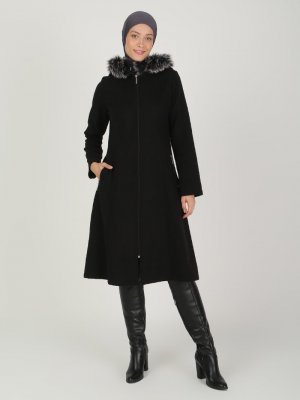 Siyah Kapüşonu Kürk Detaylı Kaban