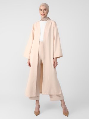 Vanilya Kuşaklı Yırtmaç Detaylı Kap Vanilya Kuşaklı Yırtmaç Detaylı Kap