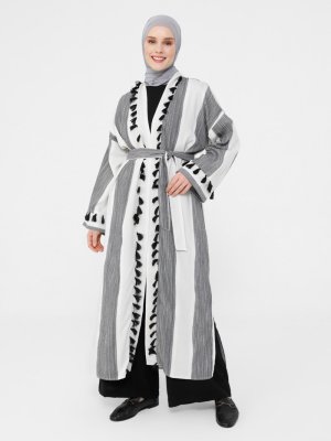 Siyah Beyaz Püskül Detaylı Çizgili Kap Siyah Beyaz Püskül Detaylı Çizgili Kap