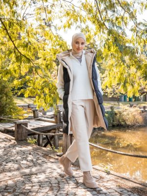 Siyah Taş Kapüşonlu Çift Taraflı Şişme Yelek Siyah Taş Kapüşonlu Çift Taraflı Şişme Yelek