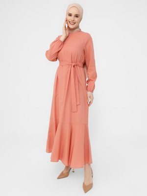 Mercan Eteği Volanlı Kuşaklı Elbise Mercan Eteği Volanlı Kuşaklı Elbise