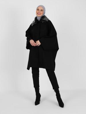 Siyah Yakası Kürk Detaylı Panço