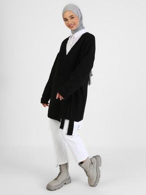 Siyah Önü Bağlama Detaylı Triko Hırka