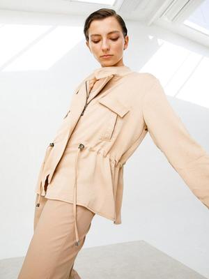 Kum Dik Yakalı Kapak Cepli Trençkot