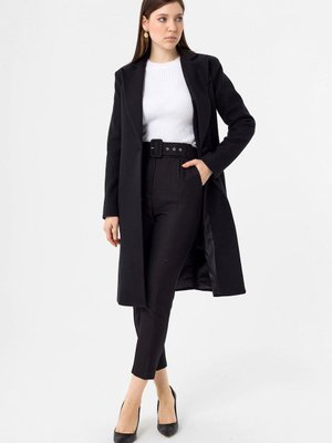 Siyah Arkası Yırtmaçlı Tek Düğme Kaban