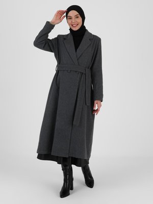 Gri Düğme Detaylı Kaban