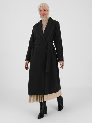 Siyah Düğme Detaylı Kaban