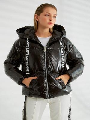 Siyah Kapüşonlu Cep Detaylı Şişme Mont Siyah Kapüşonlu Cep Detaylı Şişme Mont