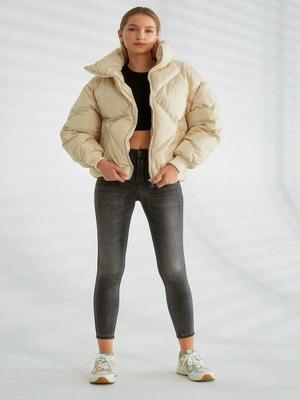 Taş Yüksek Yaka Cepli Şişme Mont Taş Yüksek Yaka Cepli Şişme Mont