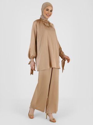 Sütlü Kahve Saten Bağlama Detaylı Tunik & Pantolon İkili Takım Sütlü Kahve Saten Bağlama Detaylı Tunik & Pantolon İkili Takım