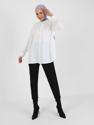Off White Yakası İnci Detaylı Bluz Off White Yakası İnci Detaylı Bluz
