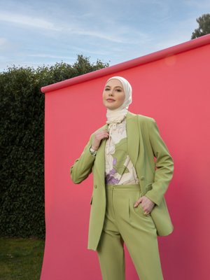 Yeşil Lila Çiçek Desenli Yakası Bağlama Detaylı Bluz Yeşil Lila Çiçek Desenli Yakası Bağlama Detaylı Bluz