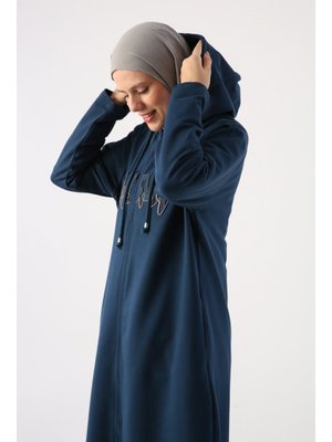 Koyu İndigo Büyük Beden Aplike Nakışlı Fermuarlı Hırka Koyu İndigo Büyük Beden Aplike Nakışlı Fermuarlı Hırka