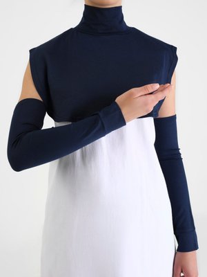 Lacivert Yakalık Kolluk Çıtçıtlı Set Lacivert Yakalık Kolluk Çıtçıtlı Set