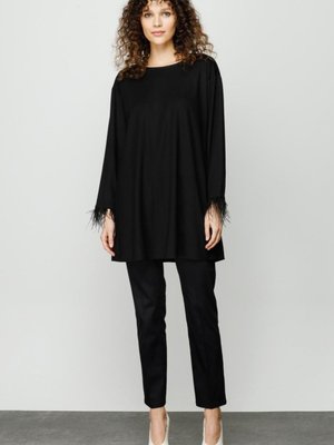 Siyah Kolları Tüylü Tunik