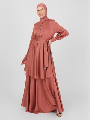 Bakır Taş Detaylı Kat Kat Saten Abiye Elbise Bakır Taş Detaylı Kat Kat Saten Abiye Elbise