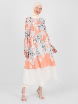 Somon Beyaz Çiçek Desenli Katlı Şifon Ferace