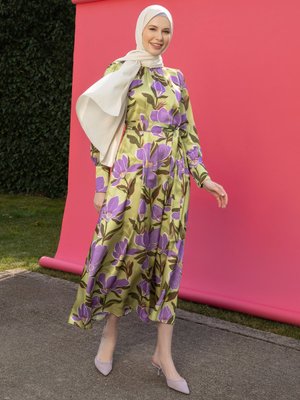 Yağ Yeşili Mor Çiçek Desenli Saten Kuşaklı Elbise