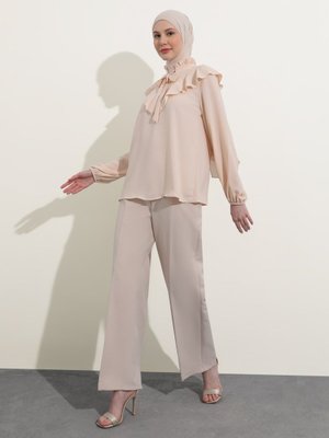 Bej Bağlama Detaylı Saten Bluz