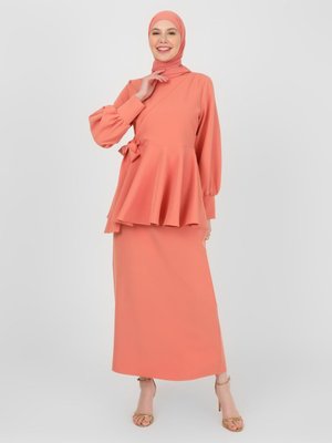 Koyu Somon Volan Detaylı Tunik & Etek İkili Takım Koyu Somon Volan Detaylı Tunik & Etek İkili Takım