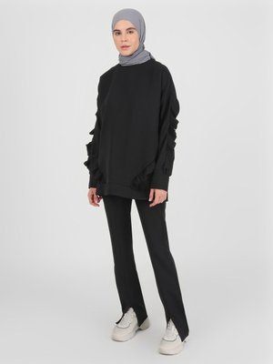 Siyah Beli Lastikli Yırtmaçlı Pantolon