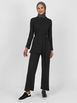 Siyah Kemerli Basic Tunik & Pantolon İkili Takım Siyah Kemerli Basic Tunik & Pantolon İkili Takım