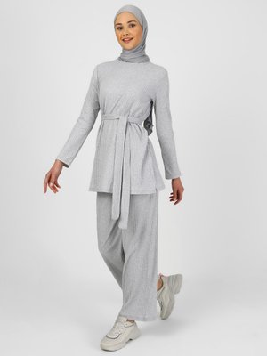 Gri Kemerli Basic Kaşkorse Tunik & Pantolon İkili Takım Gri Kemerli Basic Kaşkorse Tunik & Pantolon İkili Takım