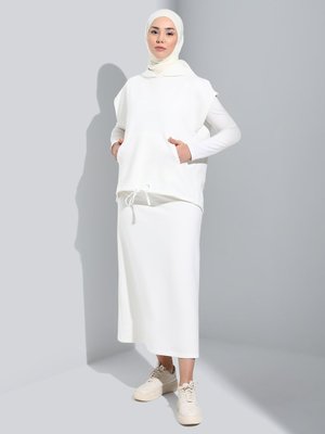 Off White Kapüşonlu Kısa Kol Sweat & Etek İkili Takım Off White Kapüşonlu Kısa Kol Sweat & Etek İkili Takım