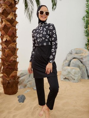 Siyah Likralı Yarım Fermuarlı Deniz Taşı Desenli Tam Kapalı Mayo Siyah Likralı Yarım Fermuarlı Deniz Taşı Desenli Tam Kapalı Mayo