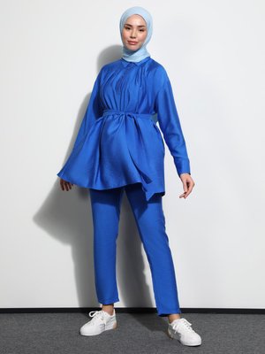 Koyu Saks Kuşaklı Yarım Pat Tunik & Pantolon Takım Koyu Saks Kuşaklı Yarım Pat Tunik & Pantolon Takım