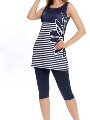 Lacivert Mayo Yan Detaylı Dev Çiçek Lacivert Mayo Yan Detaylı Dev Çiçek