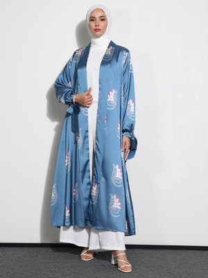 Derin Mavi Saten Bağlama Detaylı Şal Desenli Ferace Derin Mavi Saten Bağlama Detaylı Şal Desenli Ferace