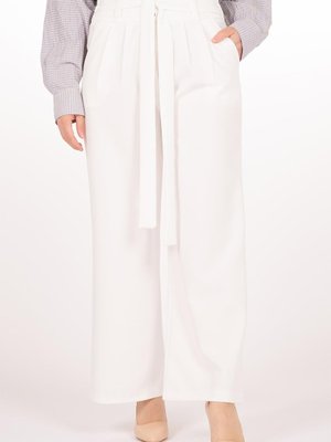 Beyaz Kuşaklı Pileli Geniş Paça Pantolon
