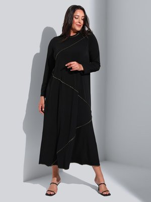 Siyah Büyük Beden Nakış Detaylı Elbise Siyah Büyük Beden Nakış Detaylı Elbise