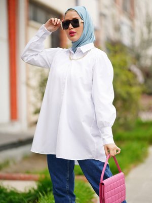 Beyaz Ön Kısa Arka Uzun Pileli Ve Zincirli Kolyeli Gömlek Tunik