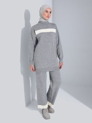Gümüş Gri Kontrast Çizgi Detaylı Rahat Triko Takım Gümüş Gri Kontrast Çizgi Detaylı Rahat Triko Takım