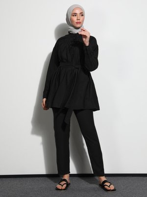 Siyah Kuşaklı Yarım Pat Tunik & Pantolon Takım