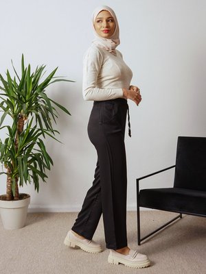 Siyah Krep Pile Detaylı Kumaş Pantolon
