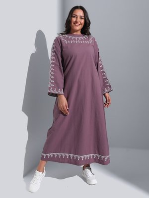 Lavanta Doğal Kumaşlı Büyük Beden Nakış Detaylı Elbise Lavanta Doğal Kumaşlı Büyük Beden Nakış Detaylı Elbise
