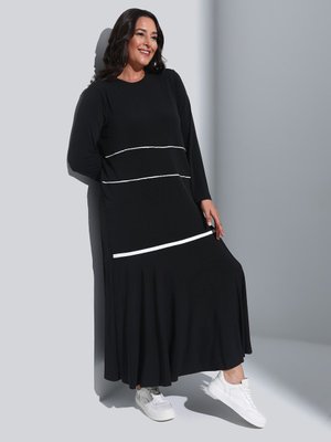 Ekru Büyük Beden Biye Detaylı Örme Elbise Siyah Ekru Büyük Beden Biye Detaylı Örme Elbise Siyah