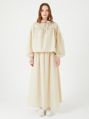 Bej Büzgü Detaylı Kloş Etekli Takım Bej Büzgü Detaylı Kloş Etekli Takım