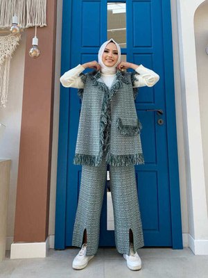 Püsküllü Yelek Yırtmaç Detay Pantolonlu Triko Takım Zümrüt