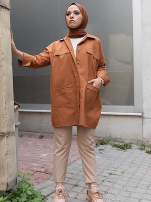 Süs Kapaklı Iki Cepli Tahta Düğmeli Gömlek Süs Kapaklı Iki Cepli Tahta Düğmeli Gömlek