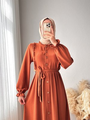 Tam Boy Düğmeli Fırfırlı Elbise Tam Boy Düğmeli Fırfırlı Elbise