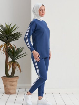 Sevimli Zürafala Baskılı Şerit Detaylı Eşofman Takımı Lacivert Sevimli Zürafala Baskılı Şerit Detaylı Eşofman Takımı Lacivert